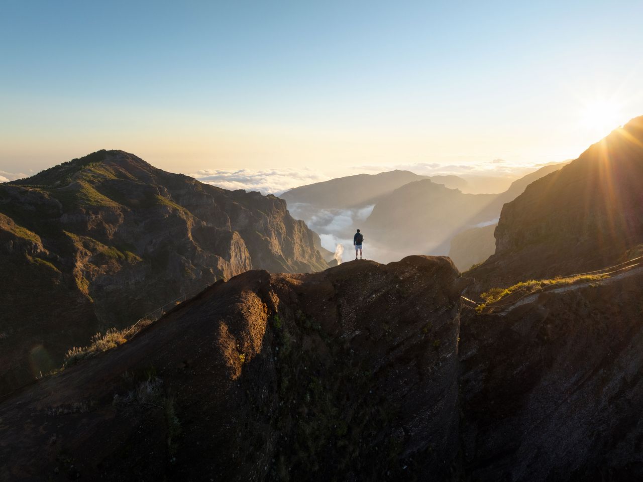 Person steht auf dem Gipfel des Pico do Arieiro, Madeira