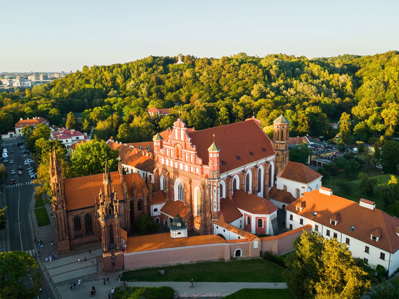 St.-Anna-Kirche und das Bernhardinerkloster in Vilnius