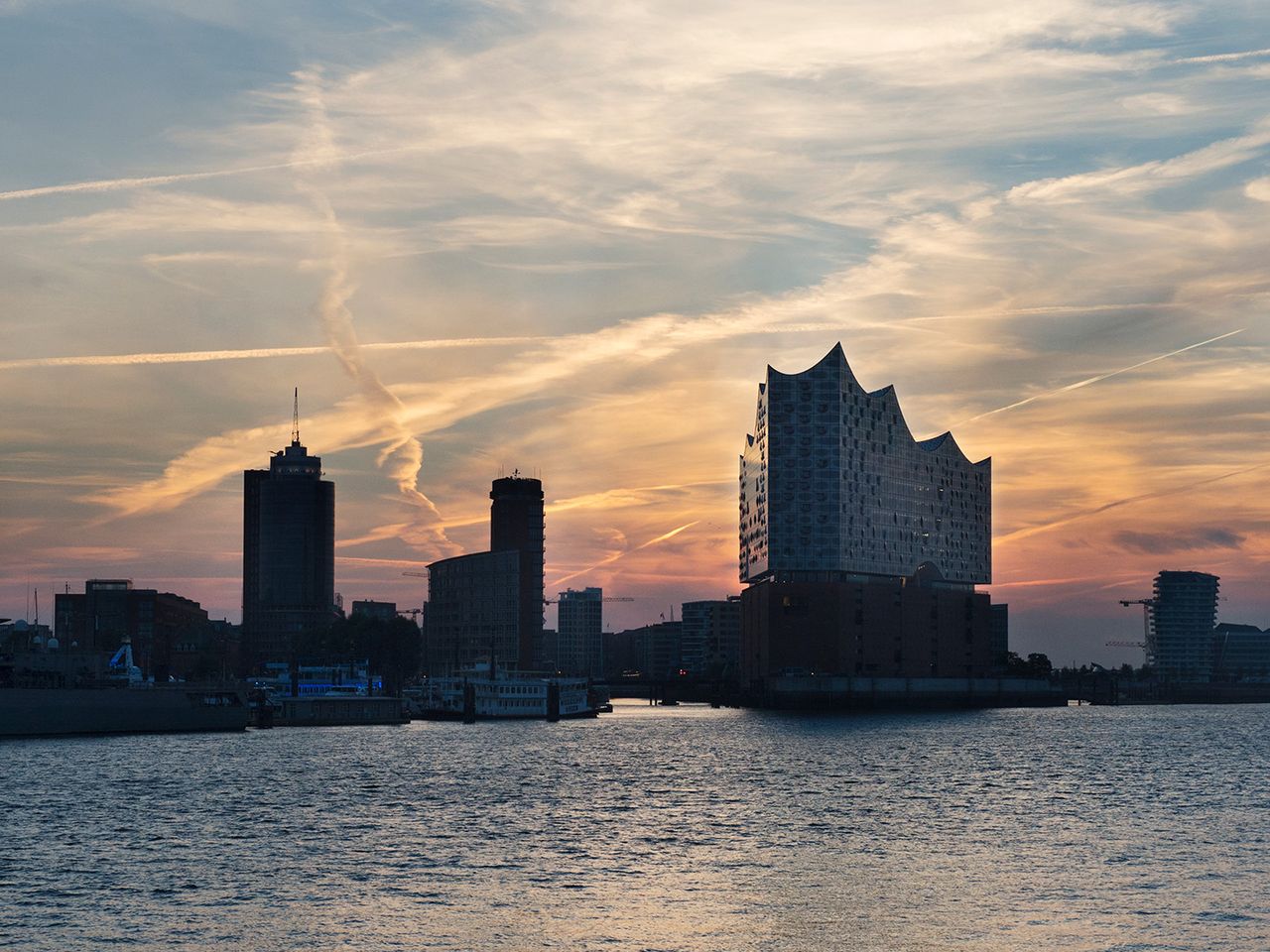 Die Elbphilharmonie in der Abenddämmerung