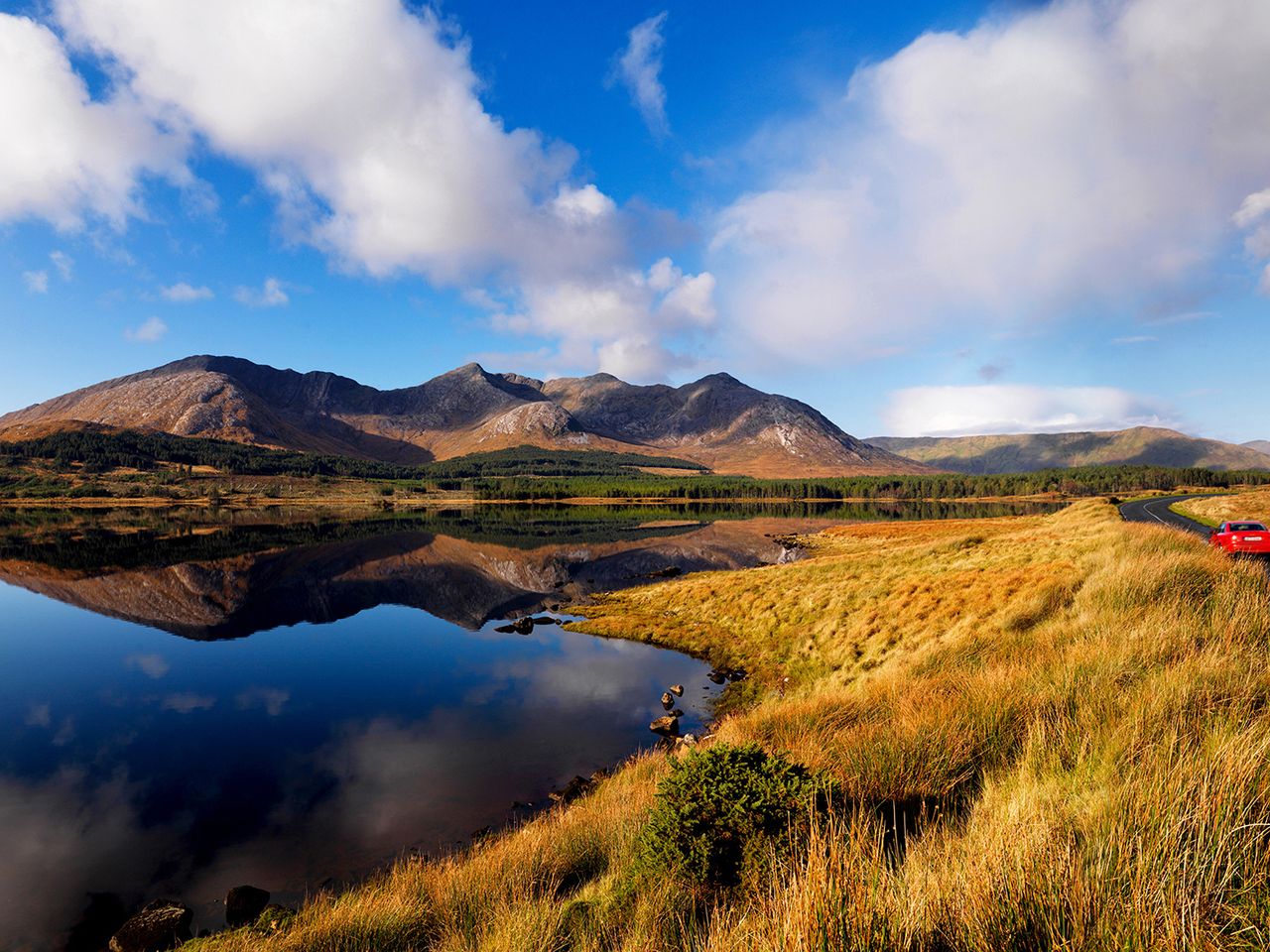 Wasser- und Hügellandschaften im Connemara Nationalpark