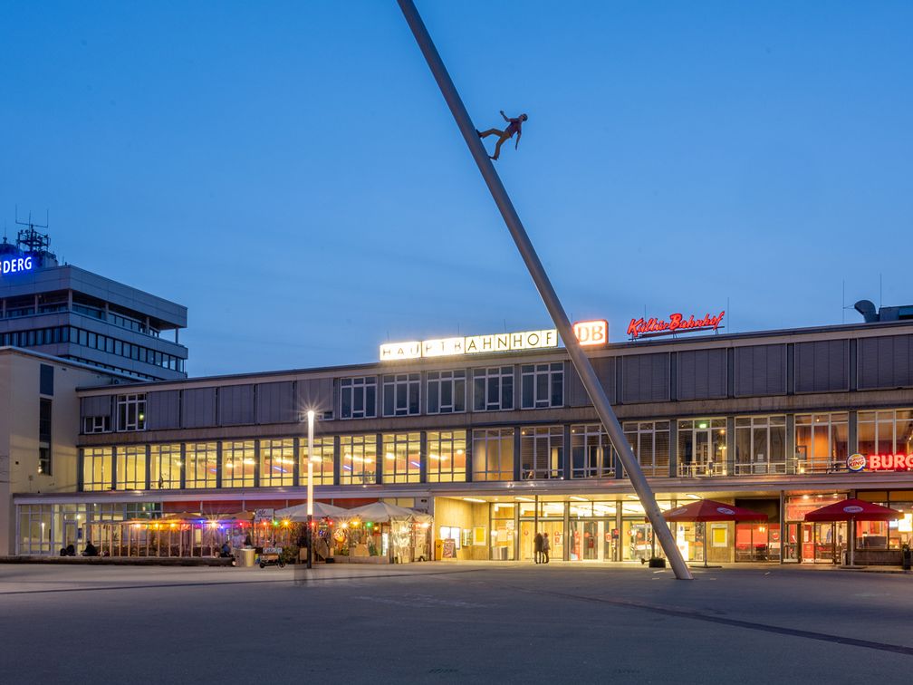 Kasseler Kulturbahnhof, Jonathan Borofskys „Man Walking To The Sky“ im Vordergrund