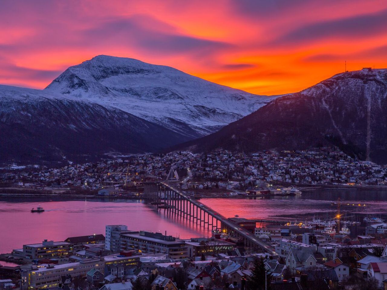 Blick auf Tromsø bei Sonnenuntergang