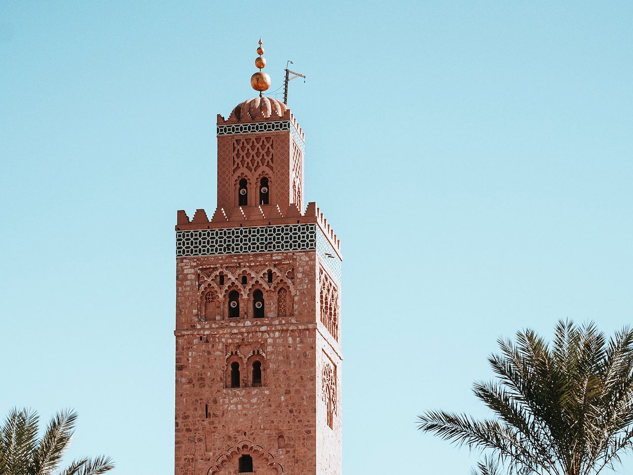 Das verzierte Minarett der Koutoubia Moschee
