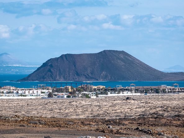 Vulkanische Formationen vor der Inselhauptstadt Corralejo