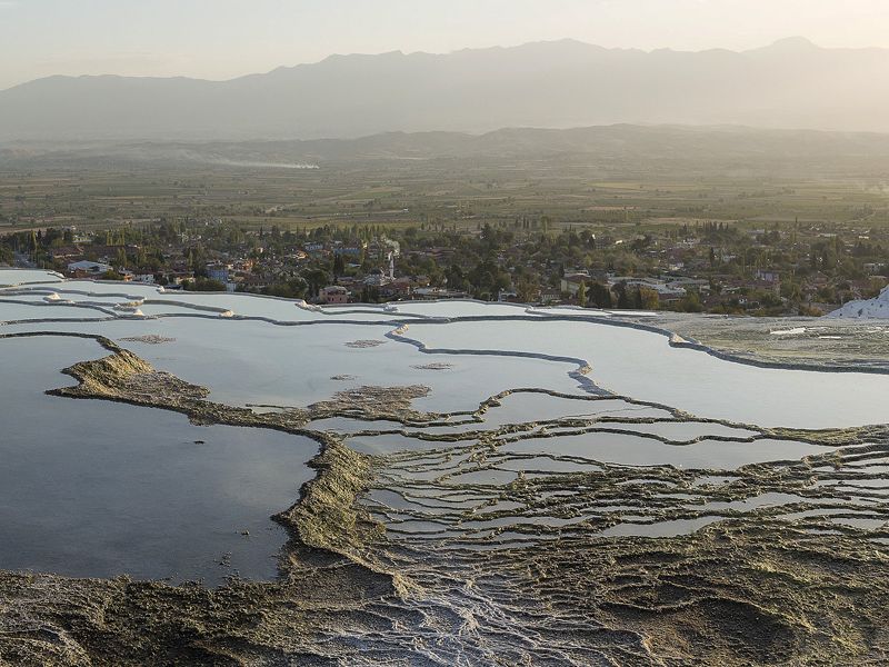 Durch Verschmutzung haben sich die weißen Terrassen über Jahre verfärbt.