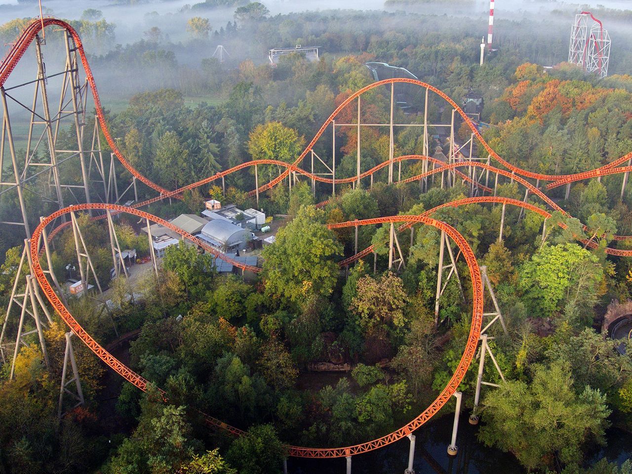 Blick von oben auf eine Achterbahn im Holiday Park