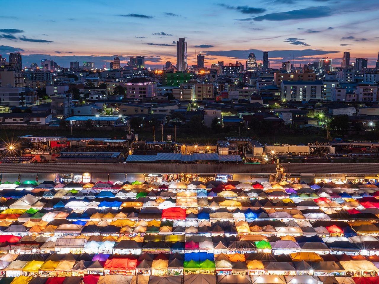 Markt mit Garküchen in Bangkok, Thailand