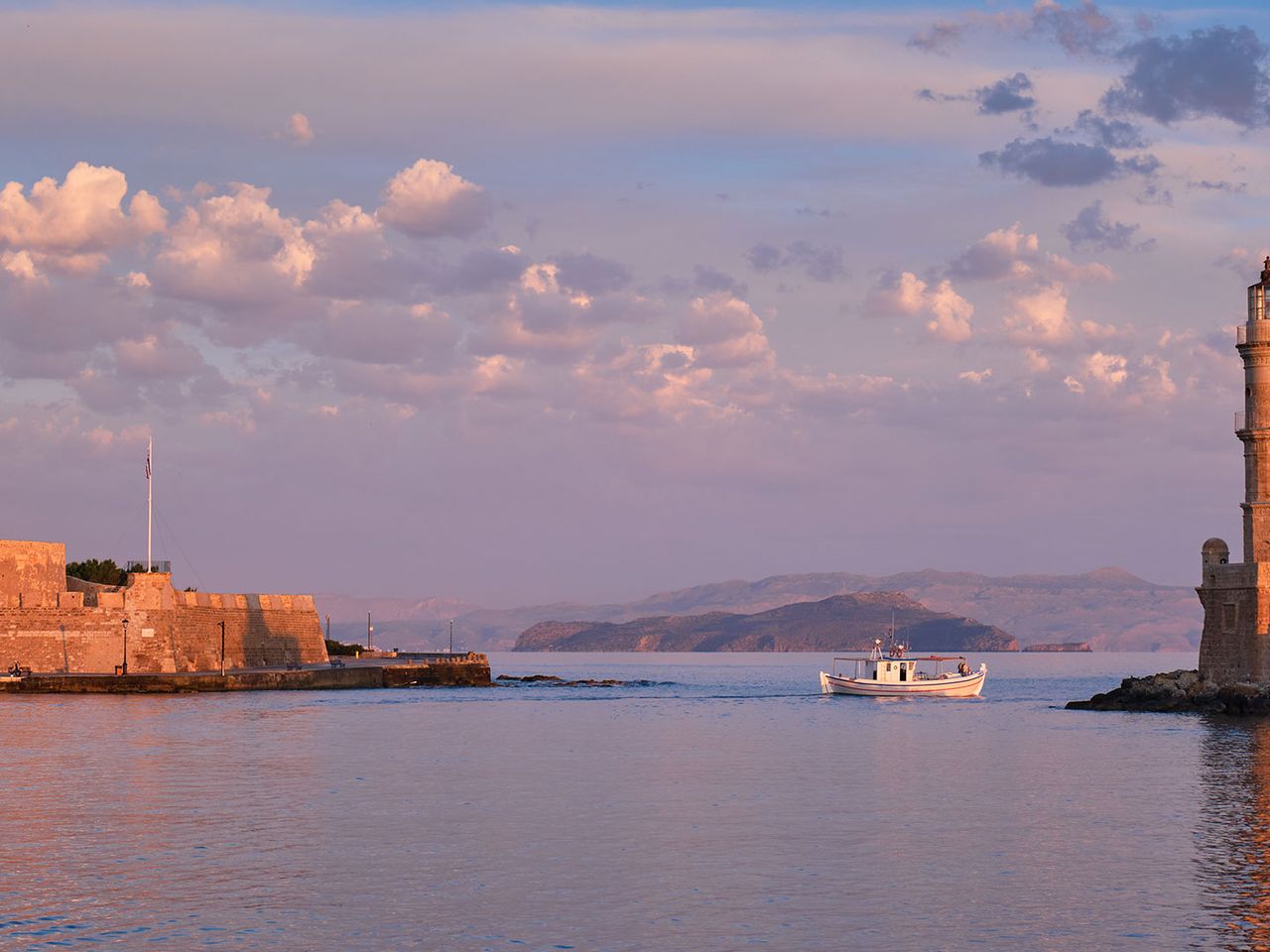 Hafen von Chania mit Leuchtturm auf der Mole