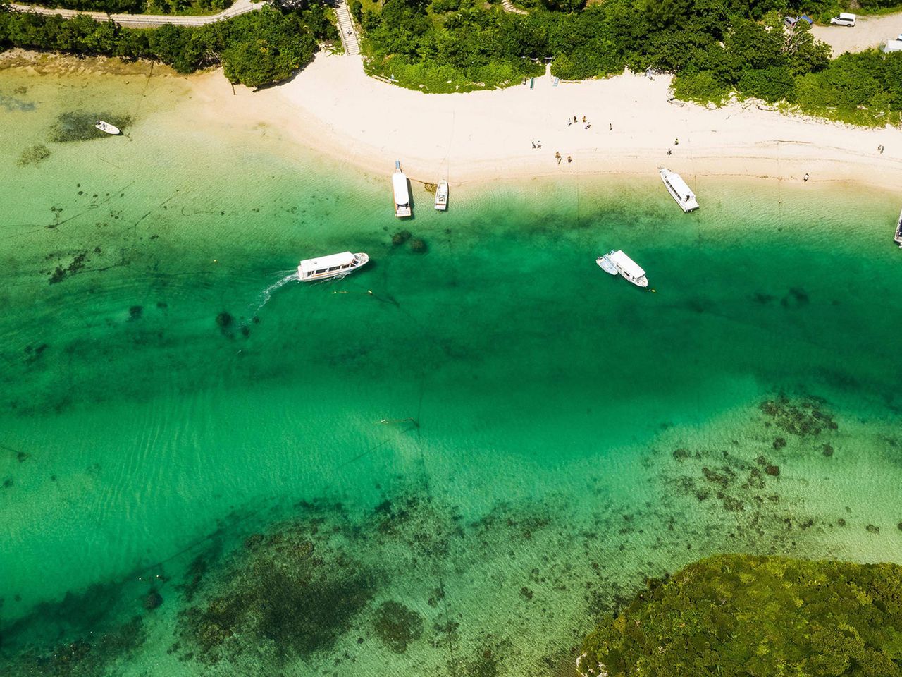 Boote in der Kabira Bay auf Ishigaki, Okinawa-Inseln
