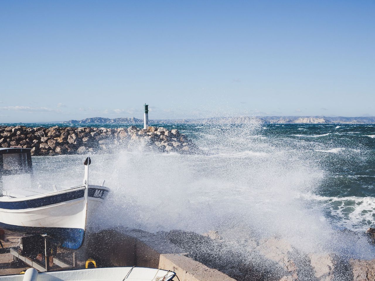 Mistral, schäumende Gischt in Marseille