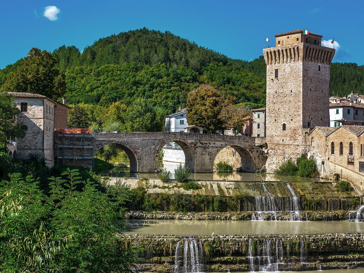 Kaskaden und grüne Hügel in der Gemeinde Acqualagna