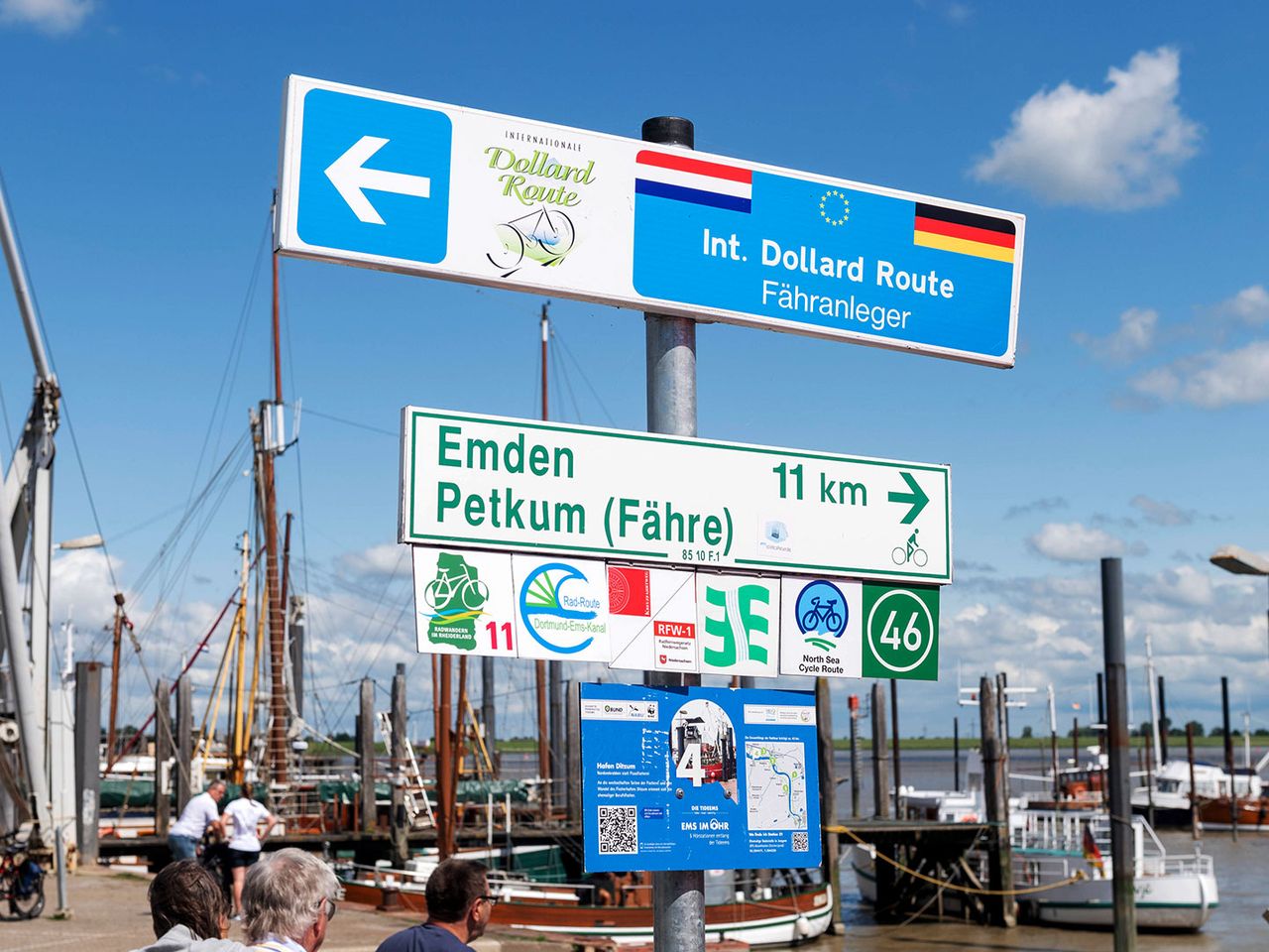 Schilder weisen am Hafen von Ditzum den Weg zur Fähre