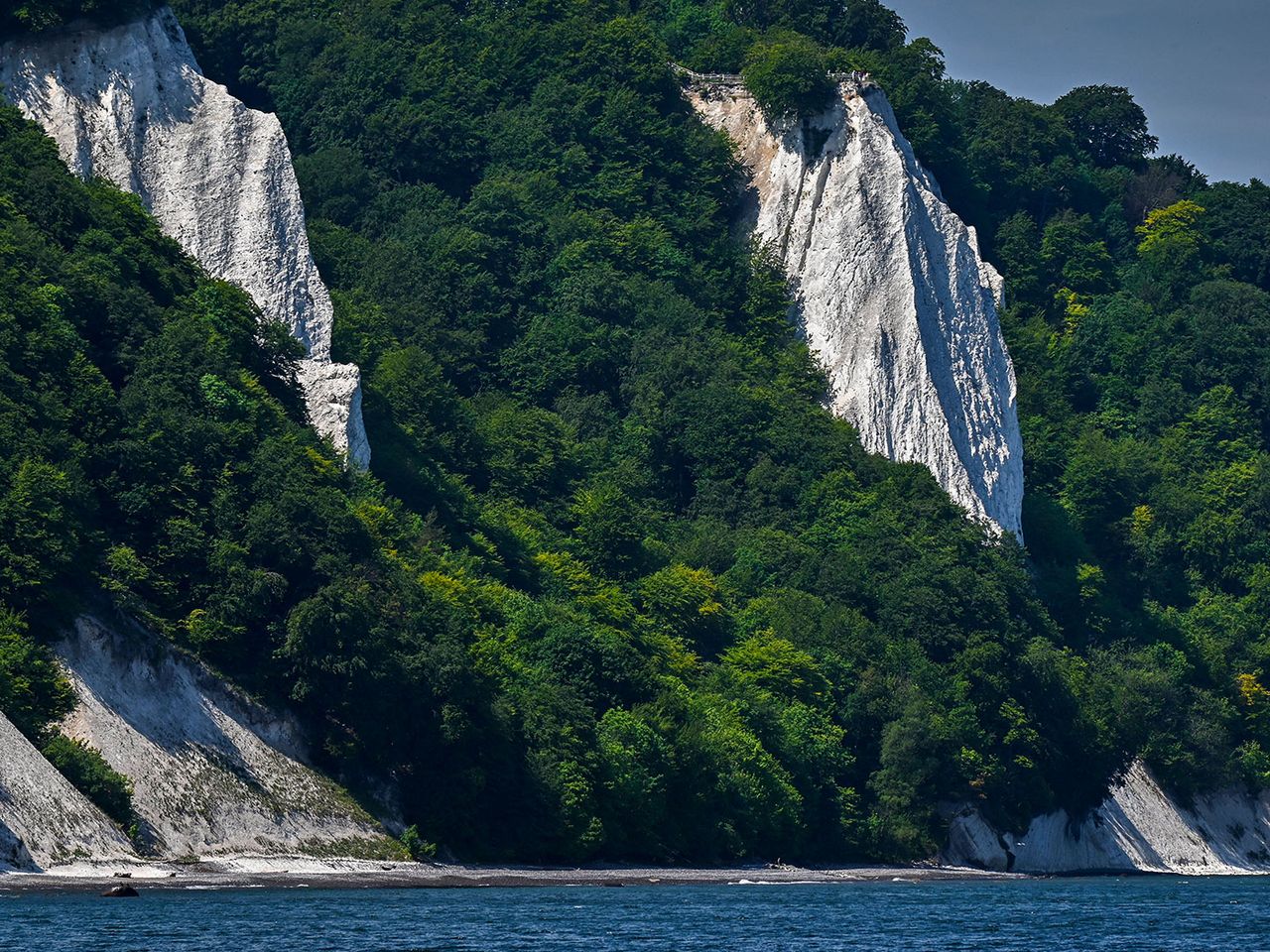 Blick von der Ostsee auf die Kreidefelsen von Rügen