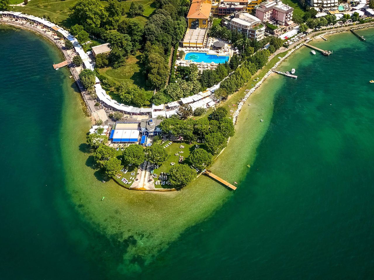 Lido Mirabello Beach in Bardolino, Luftaufnahme