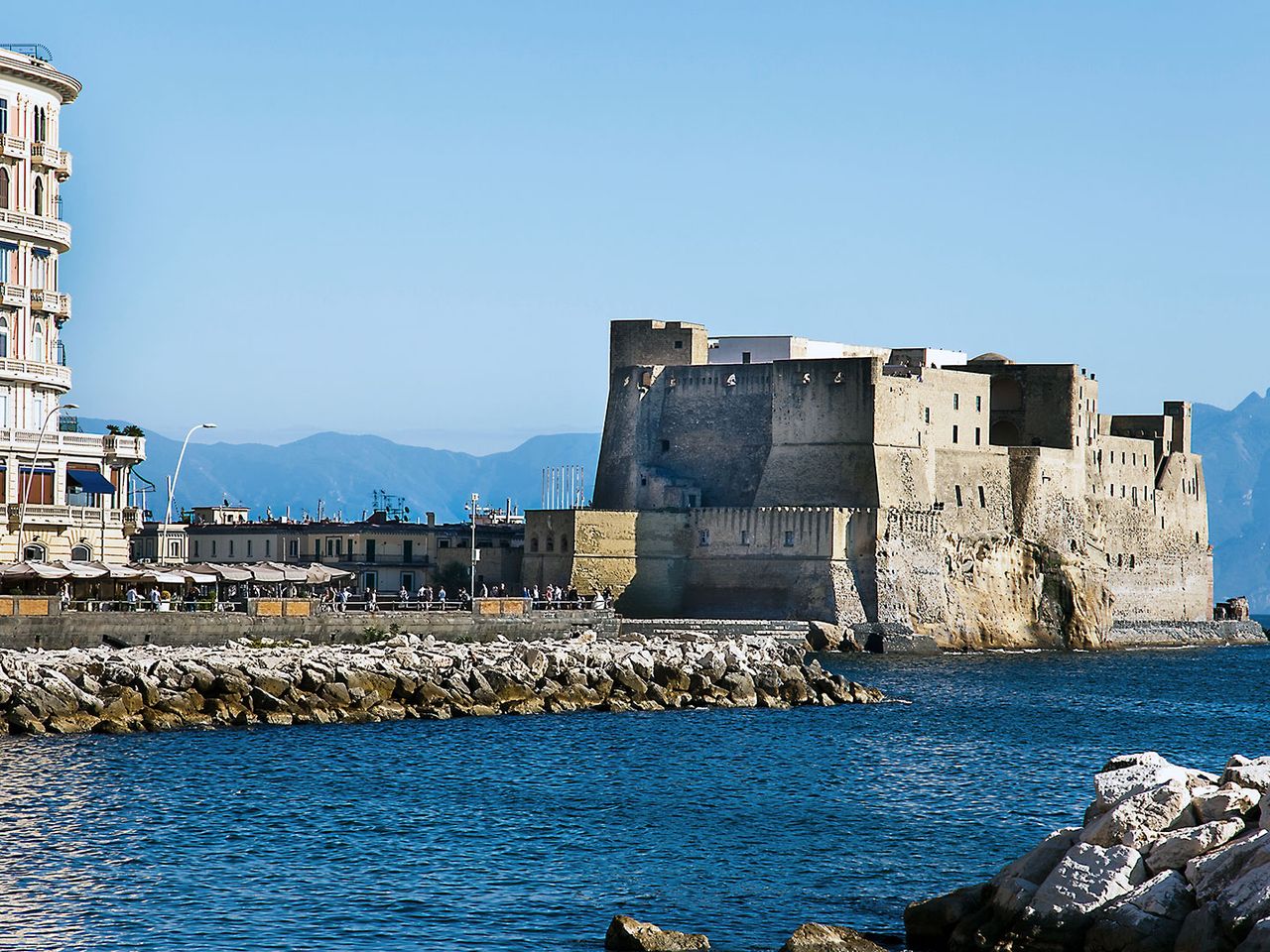 Die Festung Castel Dell'Ovo liegt direkt am Meer