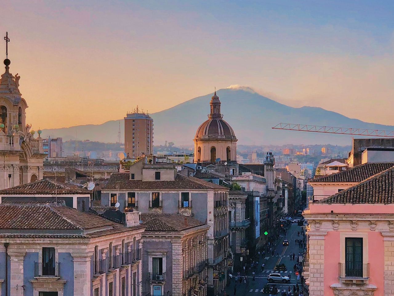 Blick auf die Altstadt von Catania und im Hintergrund der Gipfel des Ätna