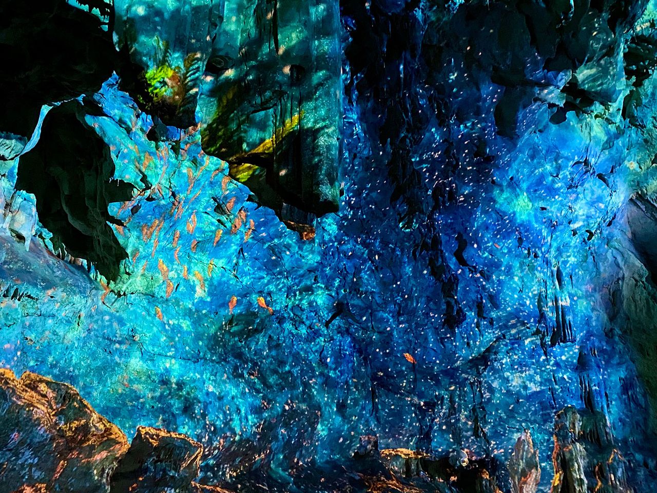 Während einer Lichtshow ist die Höhle St. Michaels Cave bunt erleuchtet.