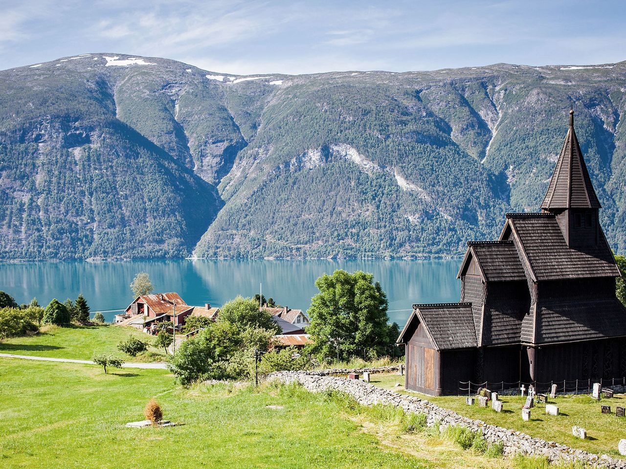 Blick auf die Stabkirche von Urnes im Sognefjord