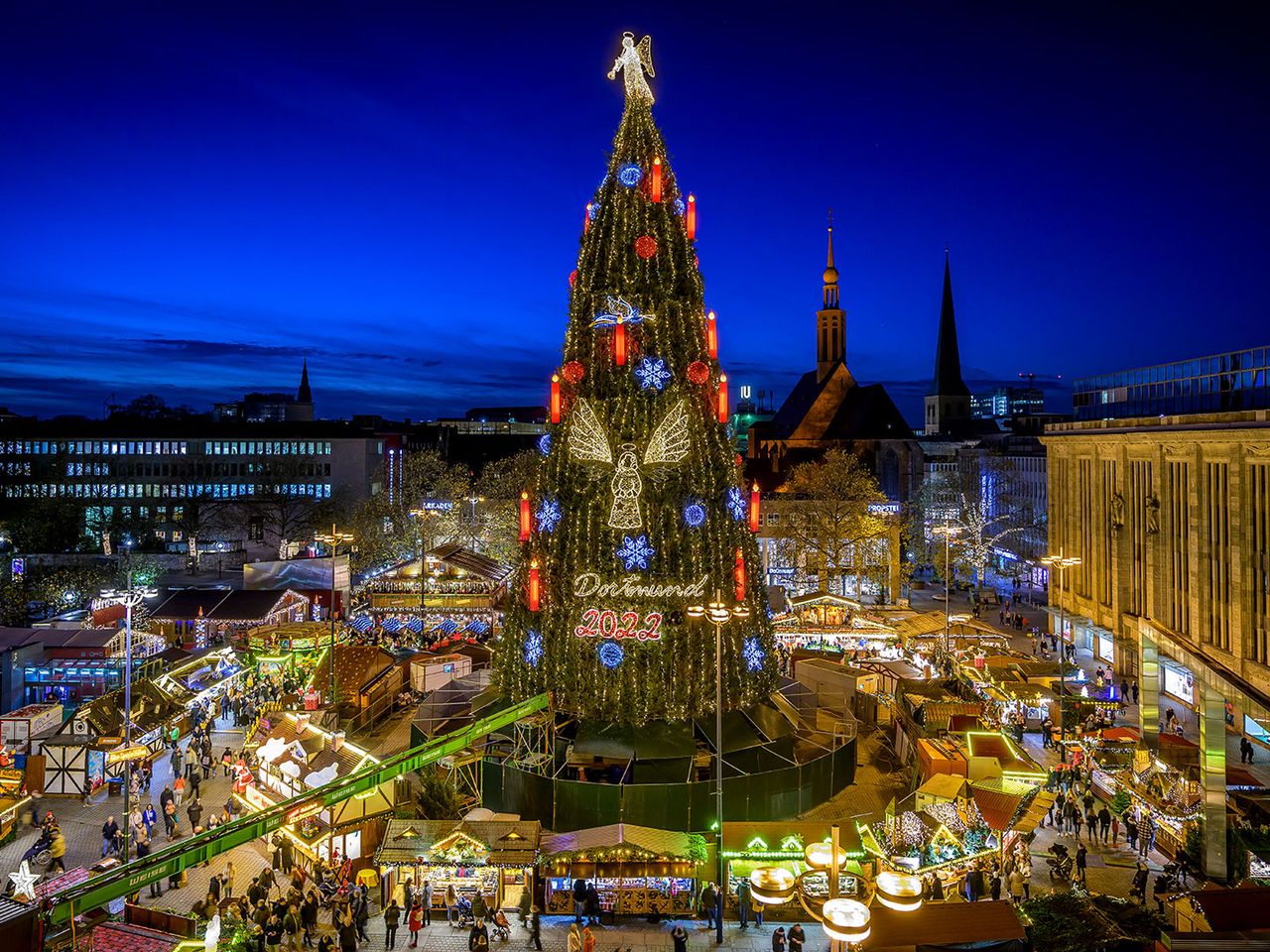 Der größte Weihnachtsbaum steht im Zentrum von Dortmund