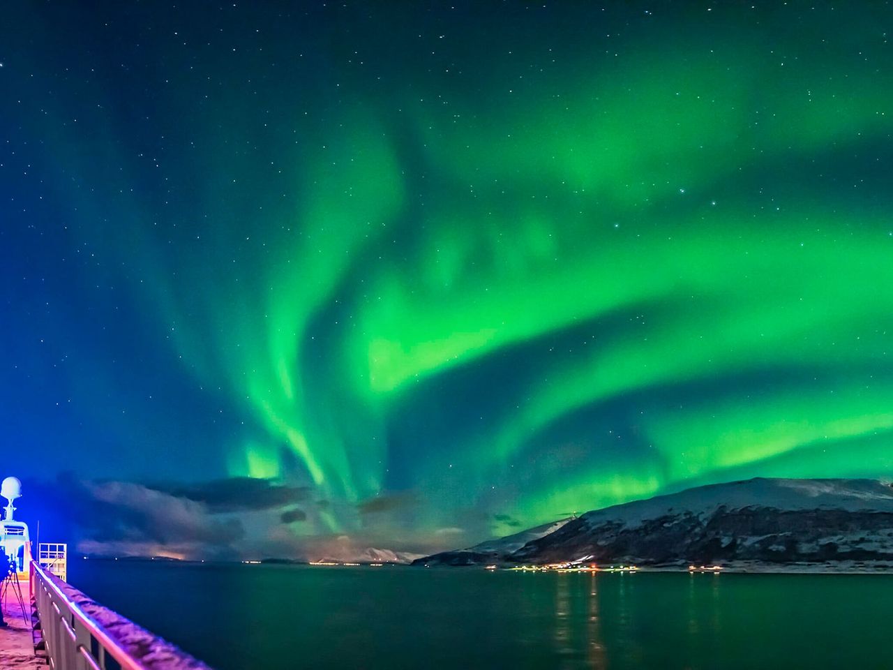 Schiff von Hurtigruten in Nordnorwegen, Polarlichter