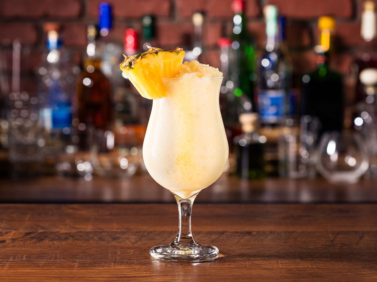Der Cocktail Pina Colada, serviert mit frischer Ananas 