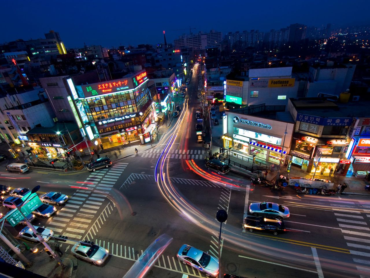 Eine belebte Kreuzung im Stadtteil Itaewon in Seoul