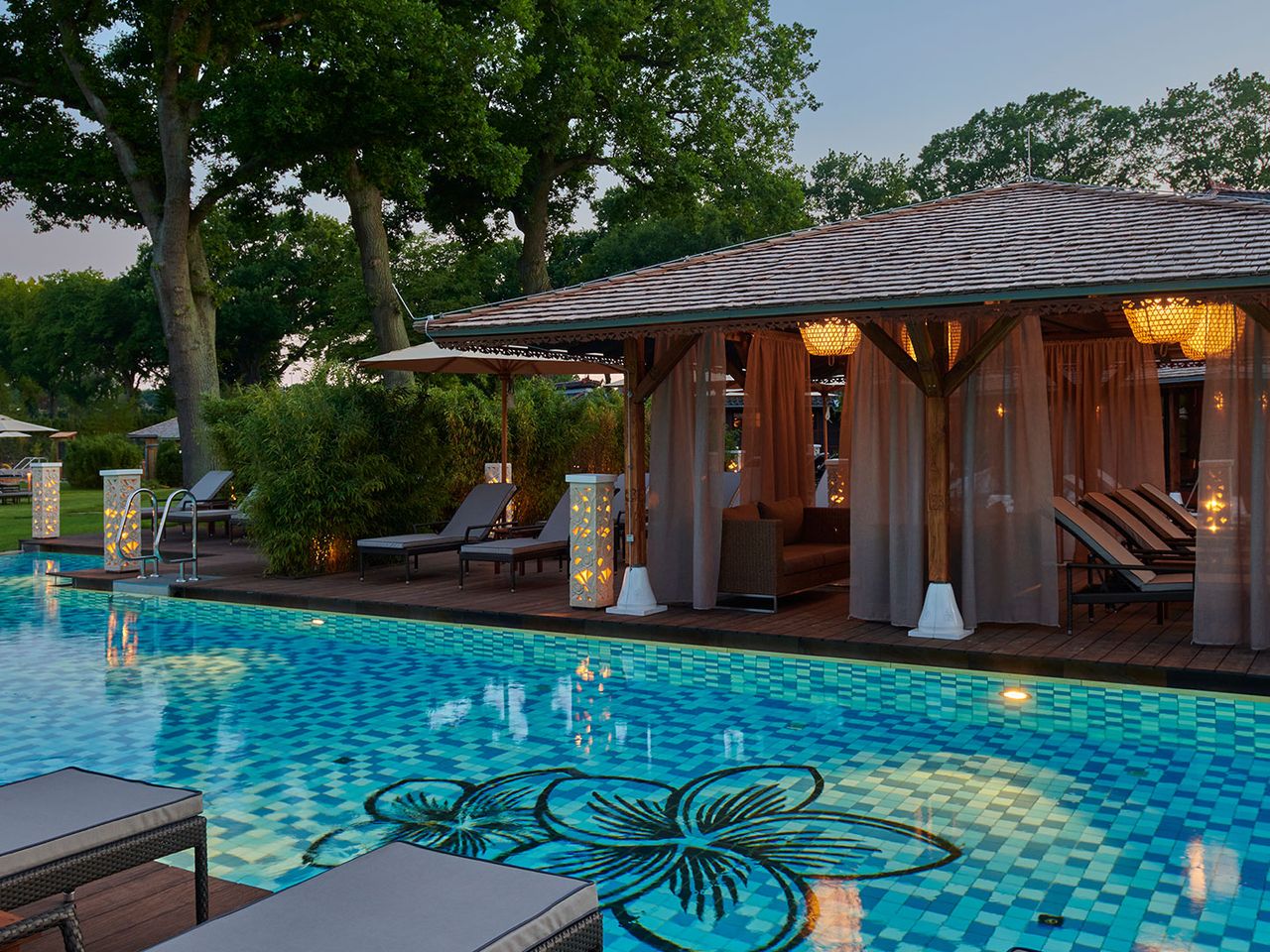 Swimmingpool und Pavillon im Außenbereich, vabali spa Hamburg