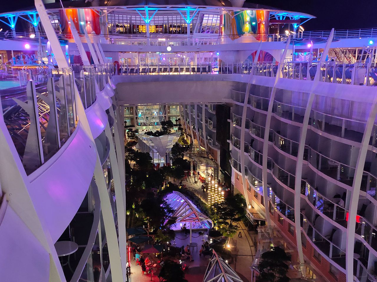 Zentrales Deck auf dem Kreuzfahrtsschiff „Symphony of the Seas“