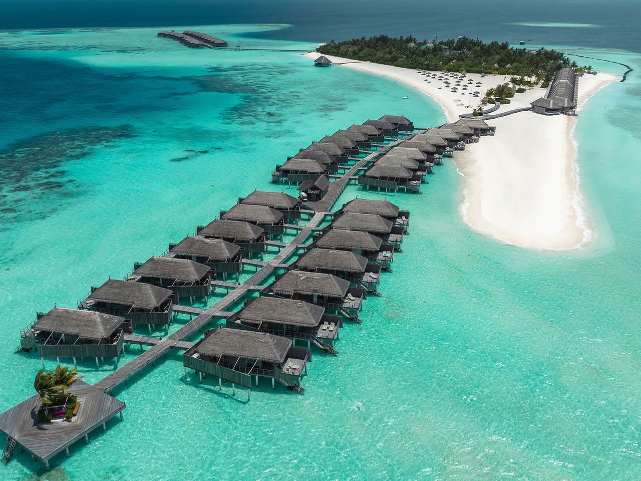 Blick auf die Bungalows des 5-Sterne-Resorts „Constance Moofushi Maldives“
