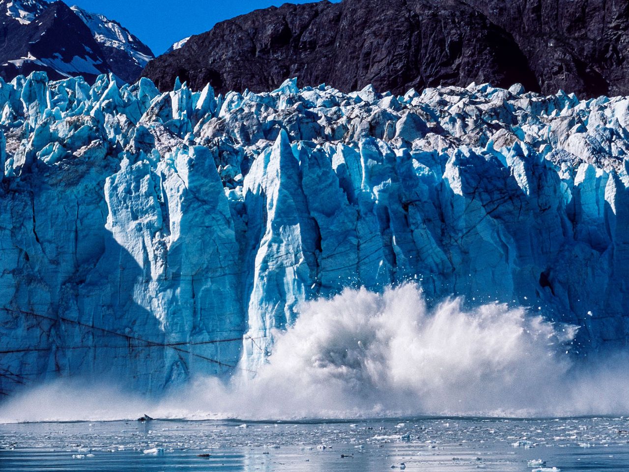 Kalbender Gletscher vor der Küste von Alaska
