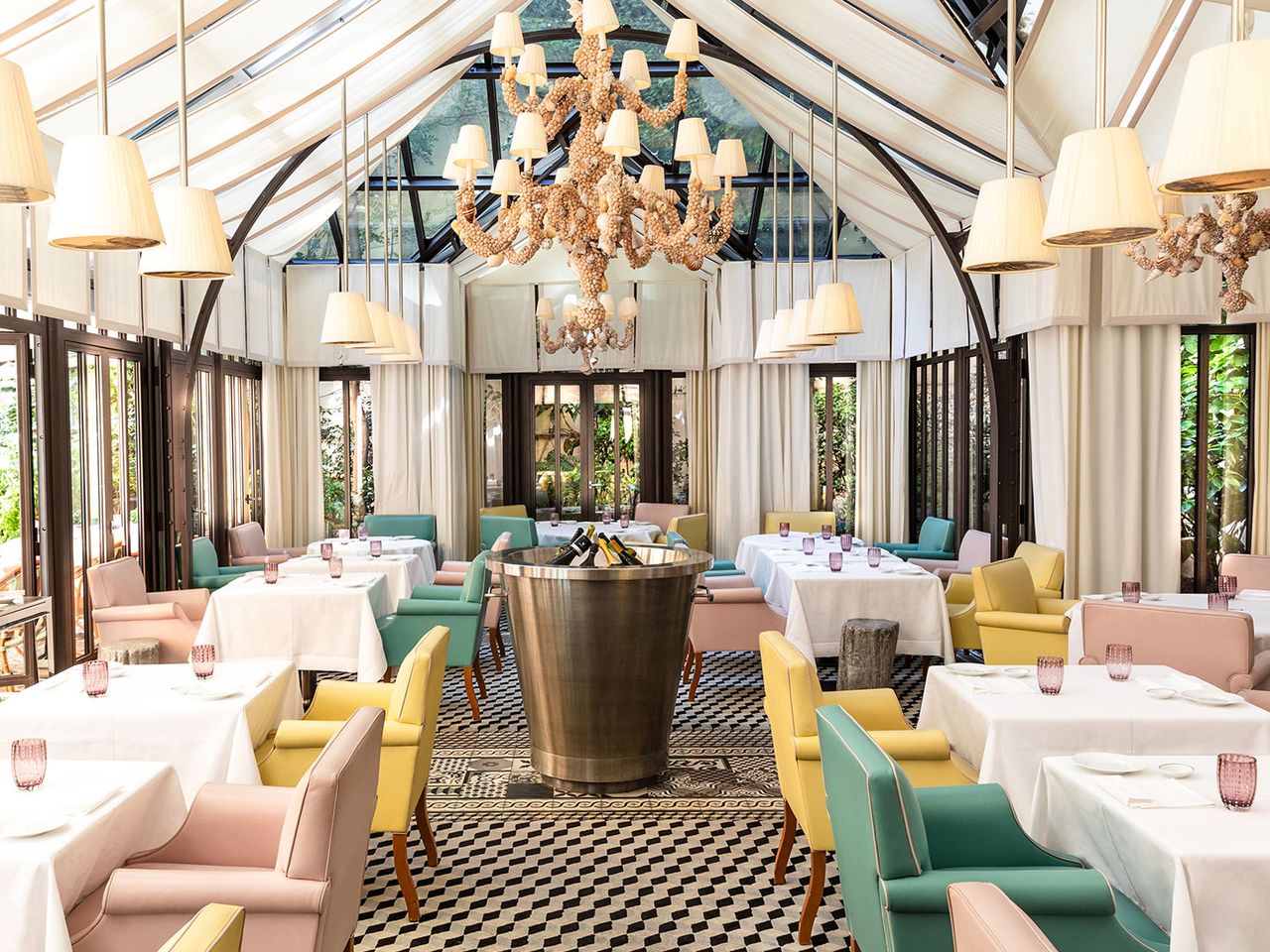 leeres Restaurant Il Carpaccio im Hotel Le Royal Monceau, Raffles Paris