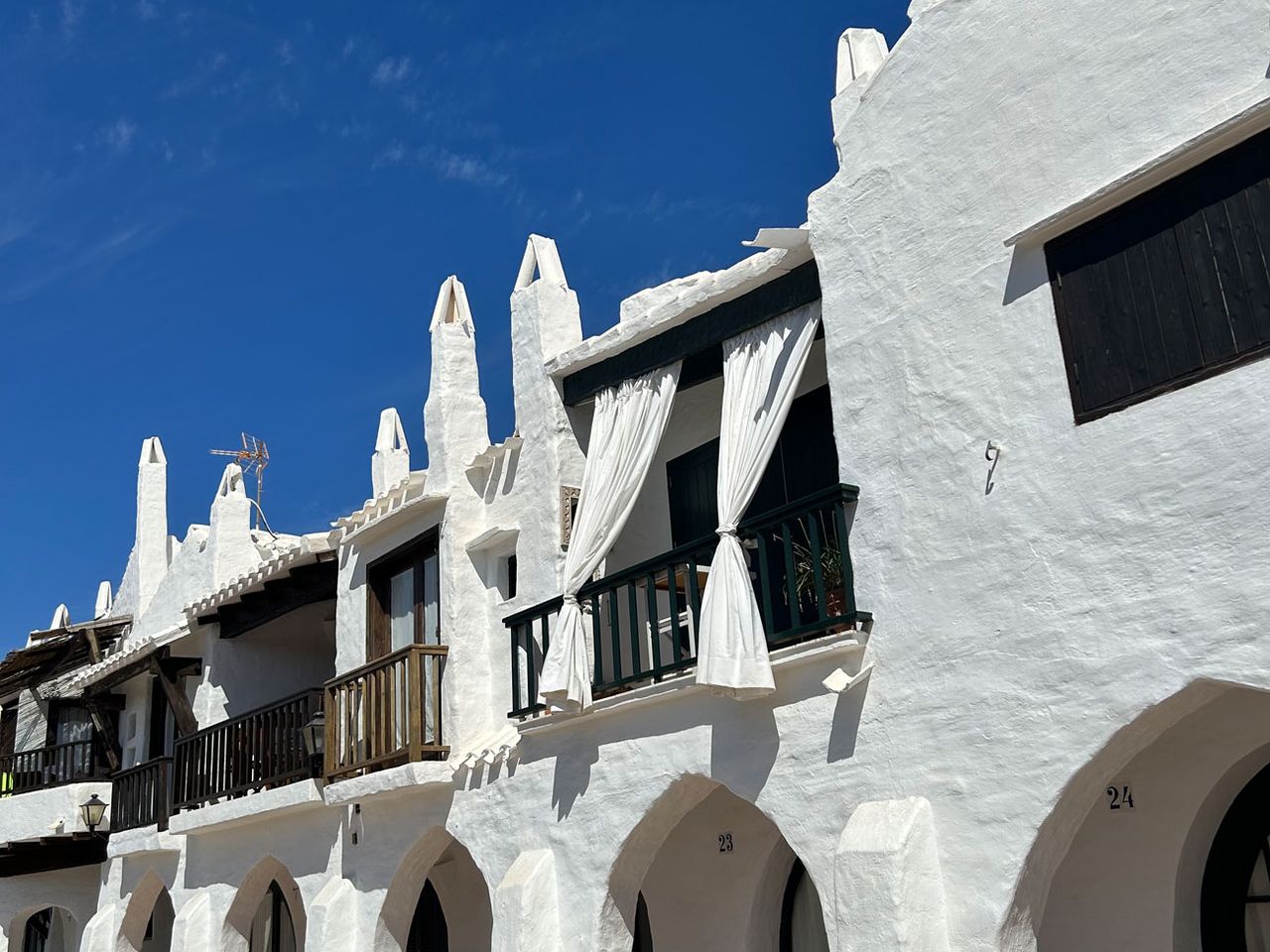 wei&szlig;e H&auml;userreihe in Binibeca