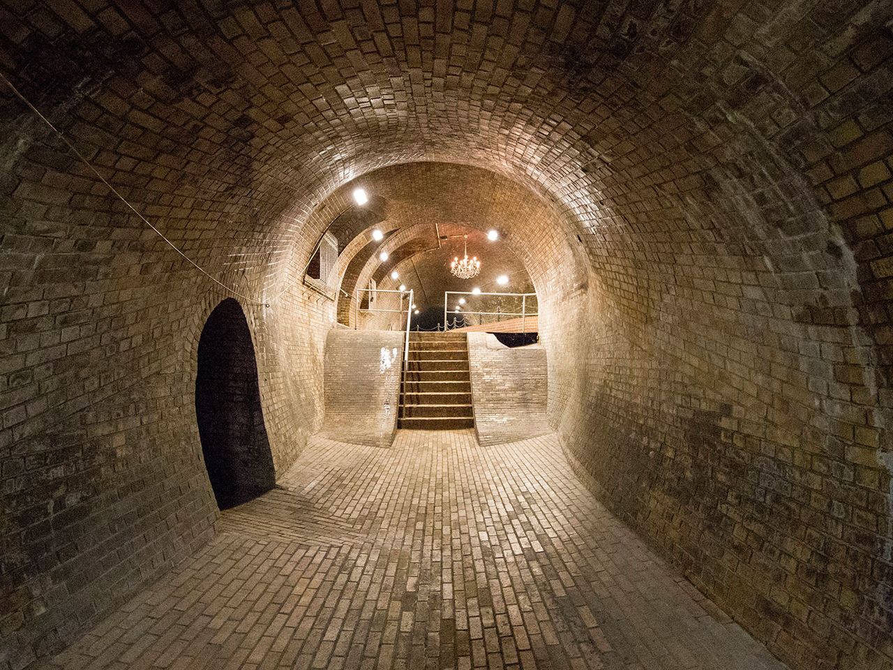 Kronleuchtersaal in der Kanalisation von Köln