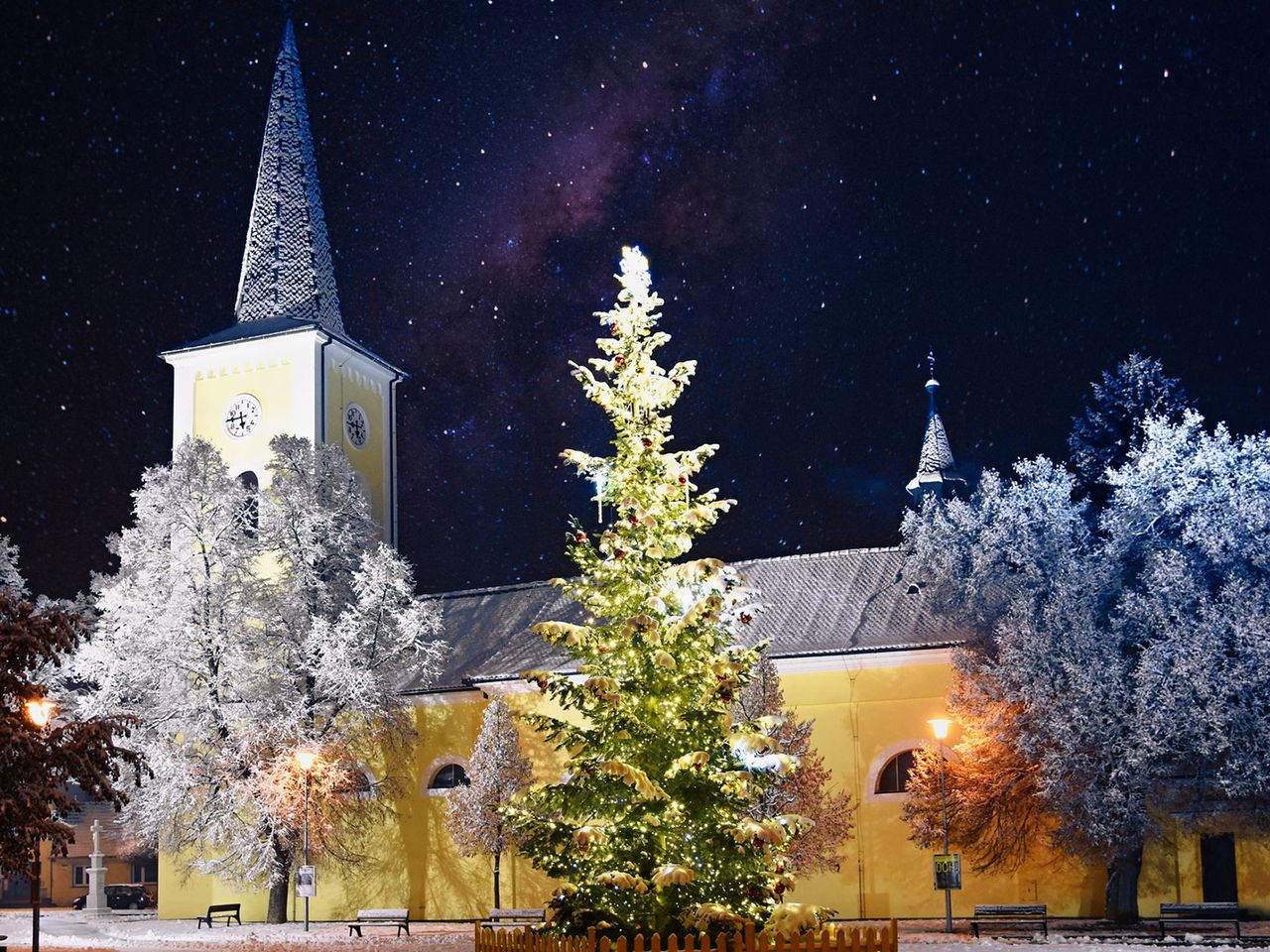 Verschneite Landschaft und Kirche in der Weihnachtshauptstadt Brünn