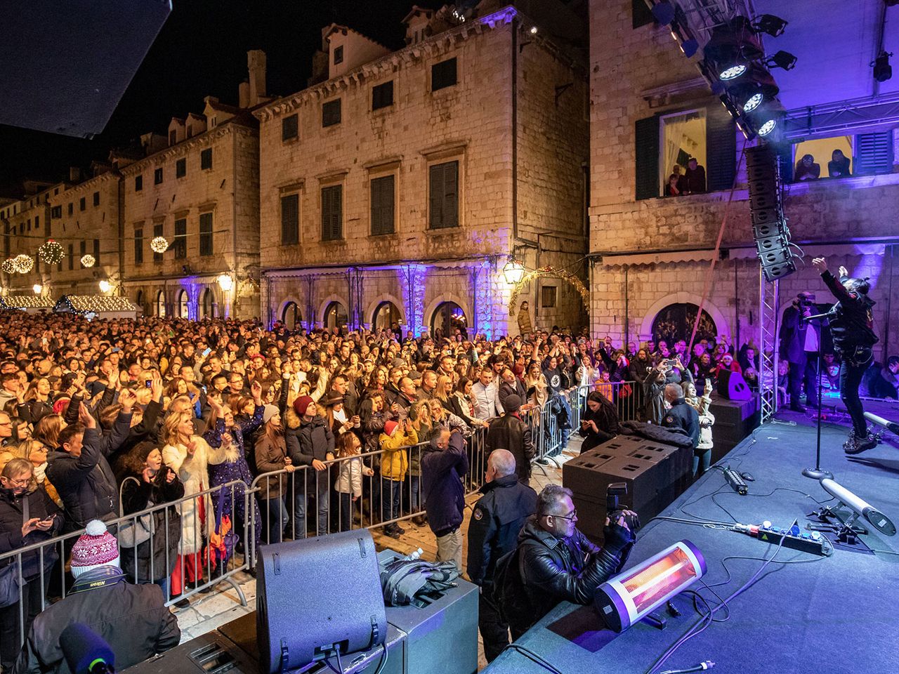 Silvesterfeier in Dubrovnik, Künstler steht vor Publikum auf der Bühne
