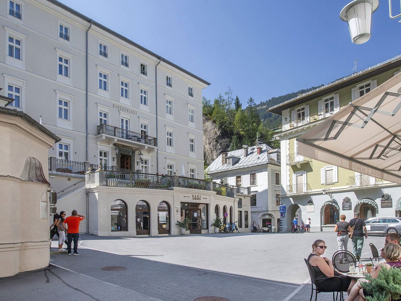 Straubingerplatz in Bad Gastein im Sommer, Blick aufs Badeschloss
