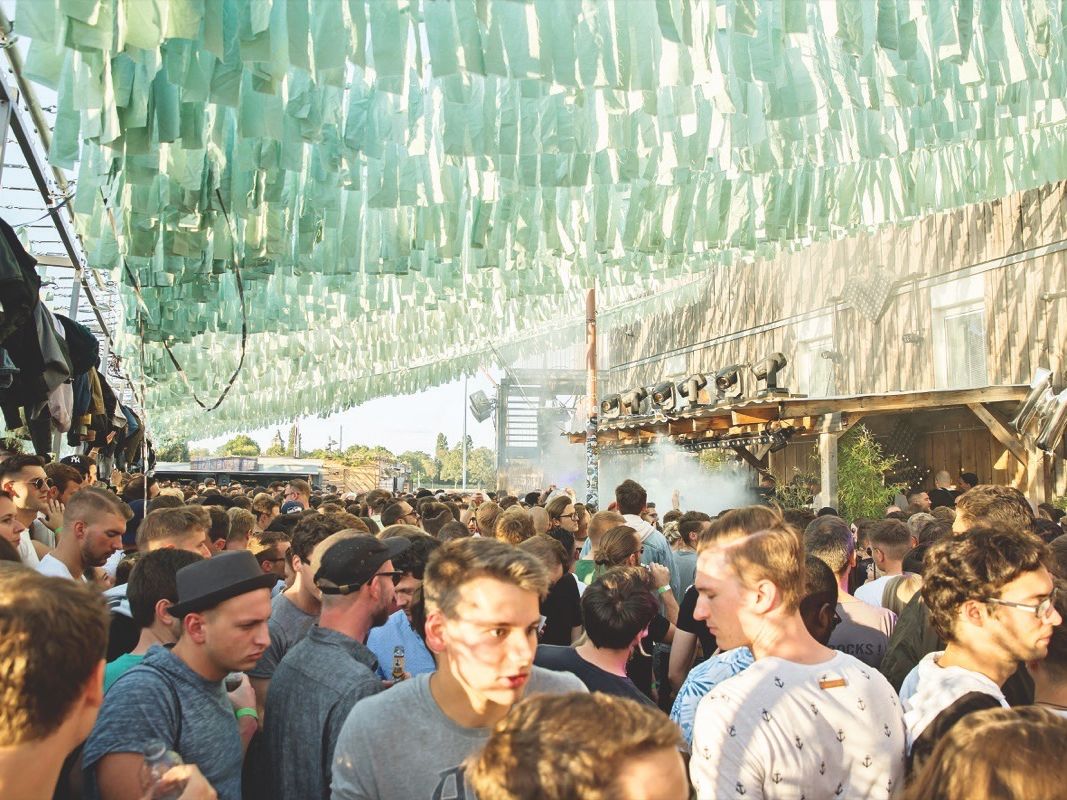 Party unter freiem Himmel im "Hafen 49" am Neckar