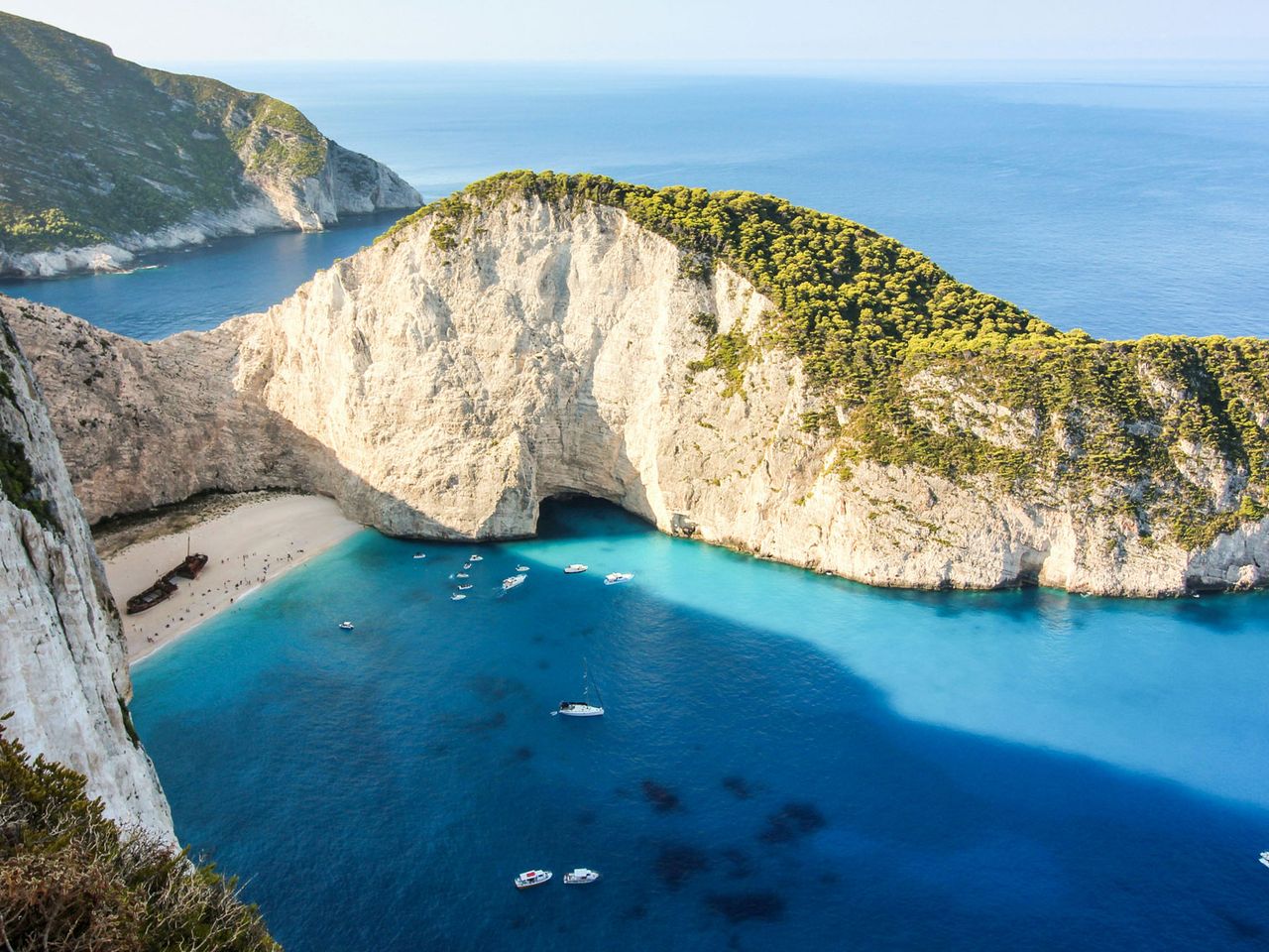 Blick von oben auf die Navagio-Bucht mit dem Shipwreck Beach
