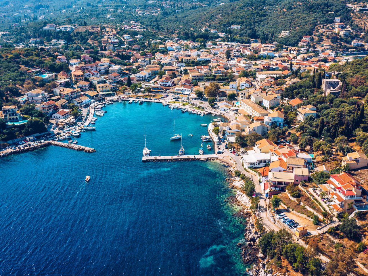 Hafen von Kassiopi auf Korfu, von oben