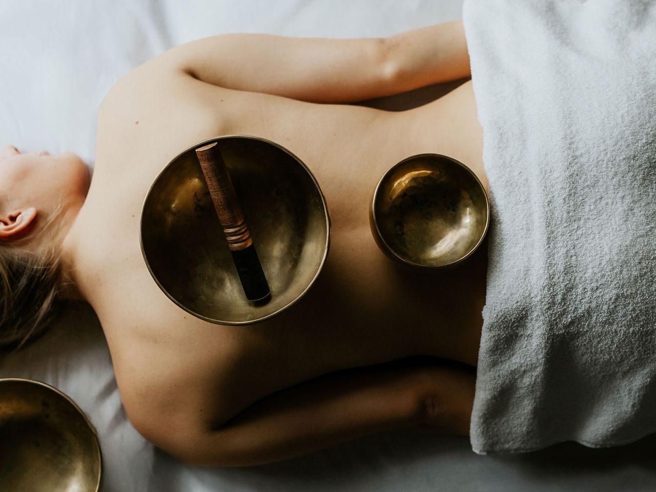 Frau bekommt Massage, vabali spa