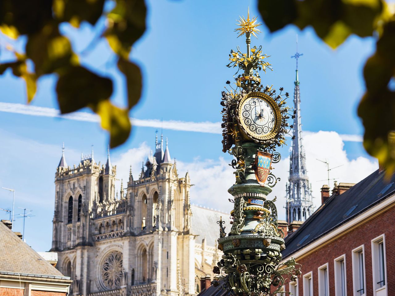 Historische Uhr und Kathedrale Notre-Dame in Amiens