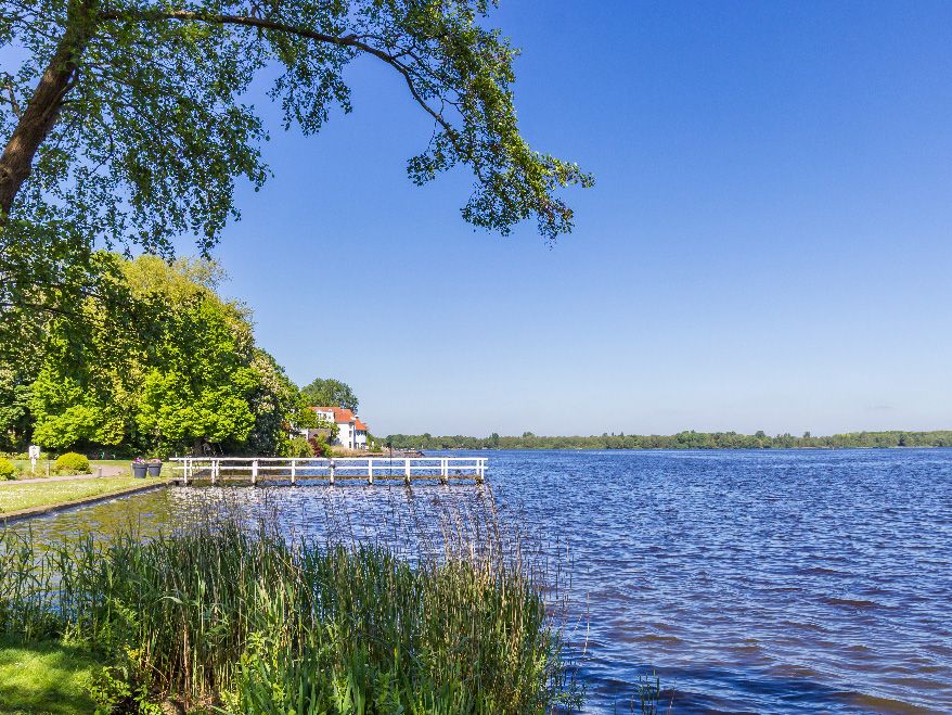 Ufer und Steg am Zwischenahner Meer in Niedersachsen