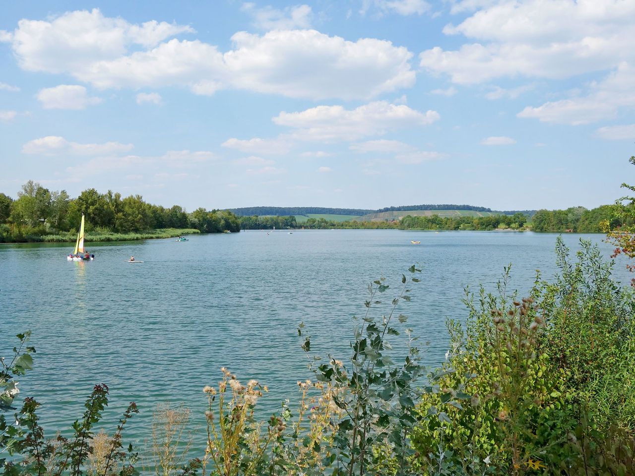 Breitenauer See mit kleinem Segelschiff