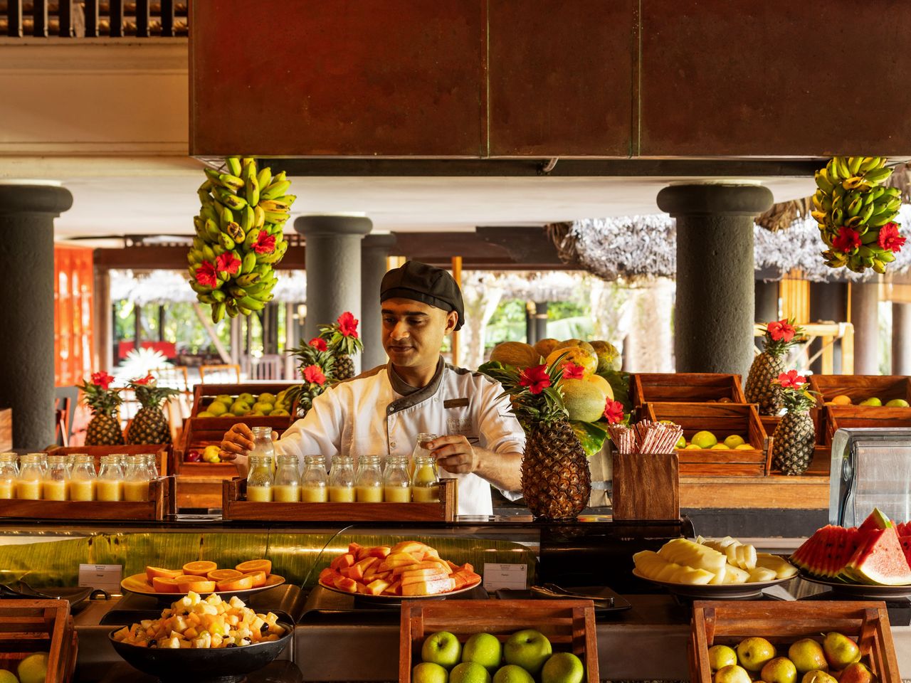 Mann kreiert Säfte am Frühstücksbuffet, Constance Lemuria Praslin