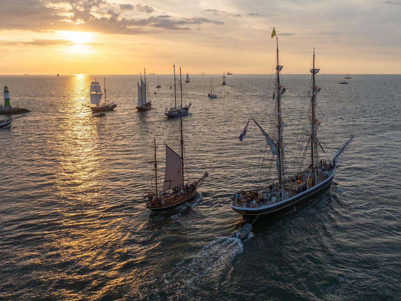 Schiffe und Segelboote bei der Hanse Sail 2024