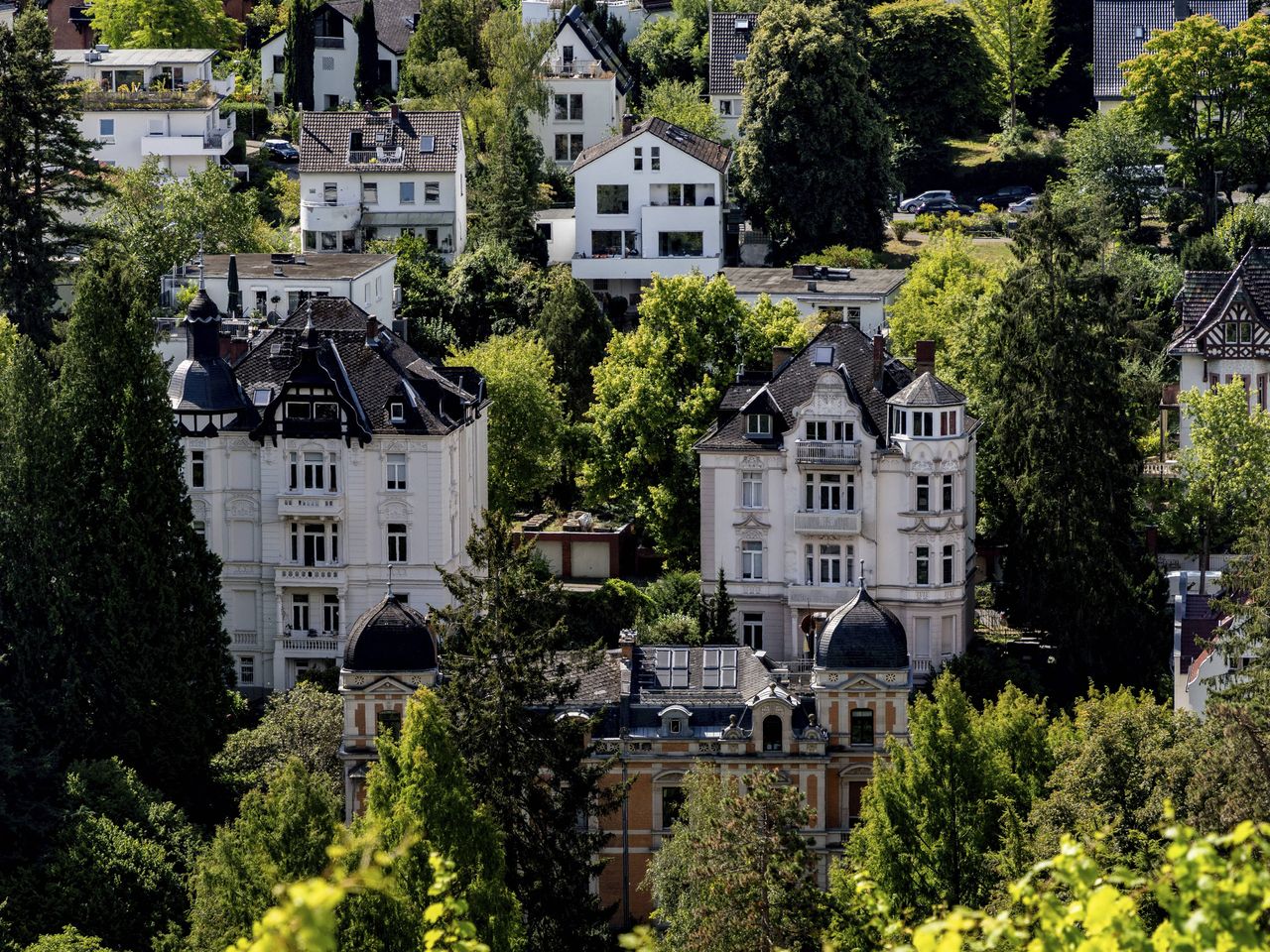 Blick vom Neroberg auf Villen in Wiesbaden