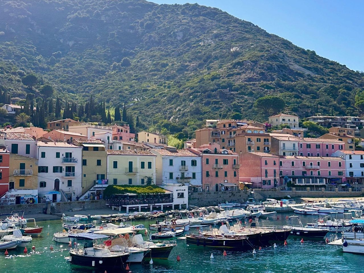 Bucht auf der italienischen Insel Giglio 