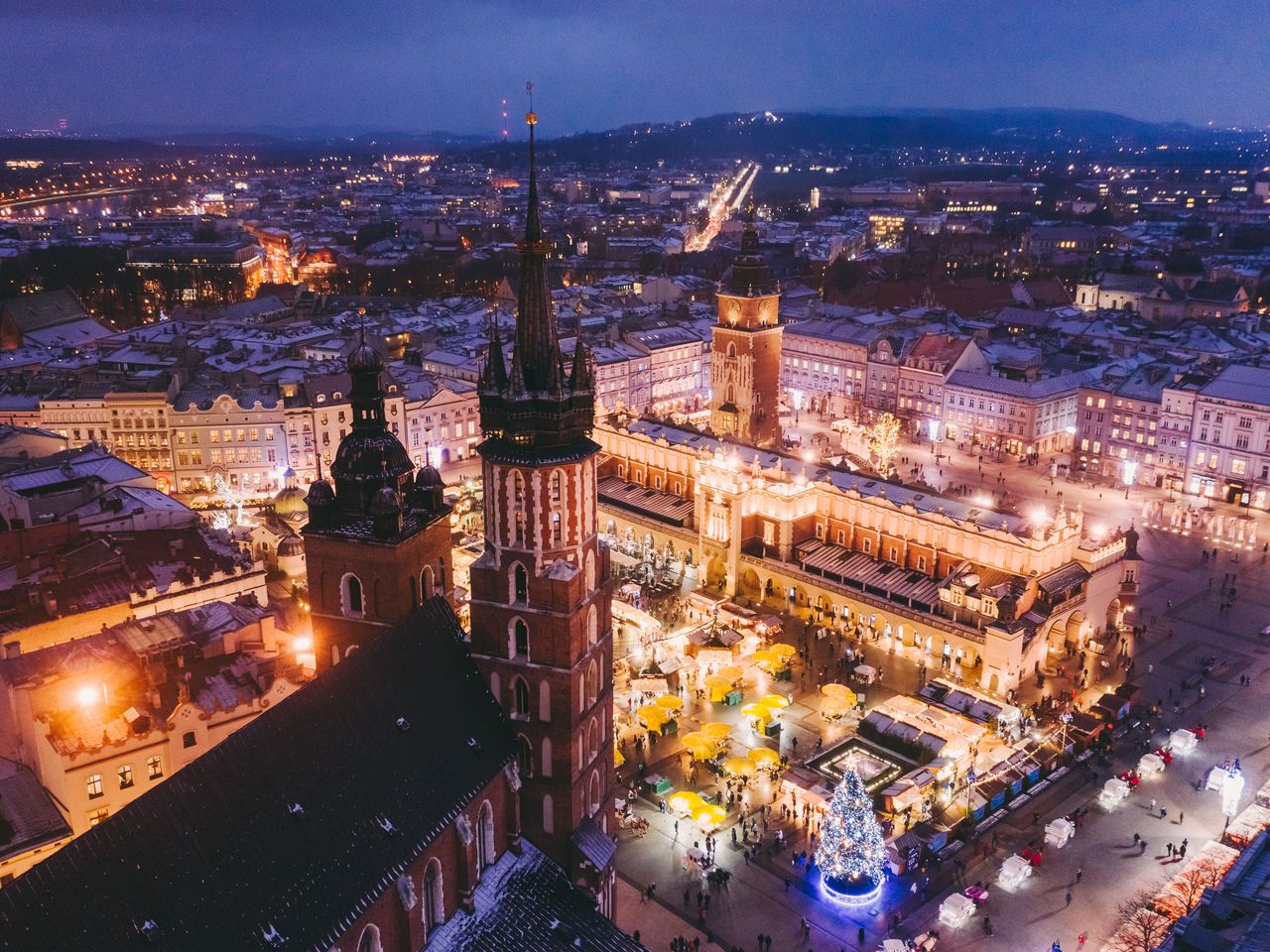 Luftaufnahme vom Platz Rynek Główny, Krakau, mit Weihnachtsmarkt