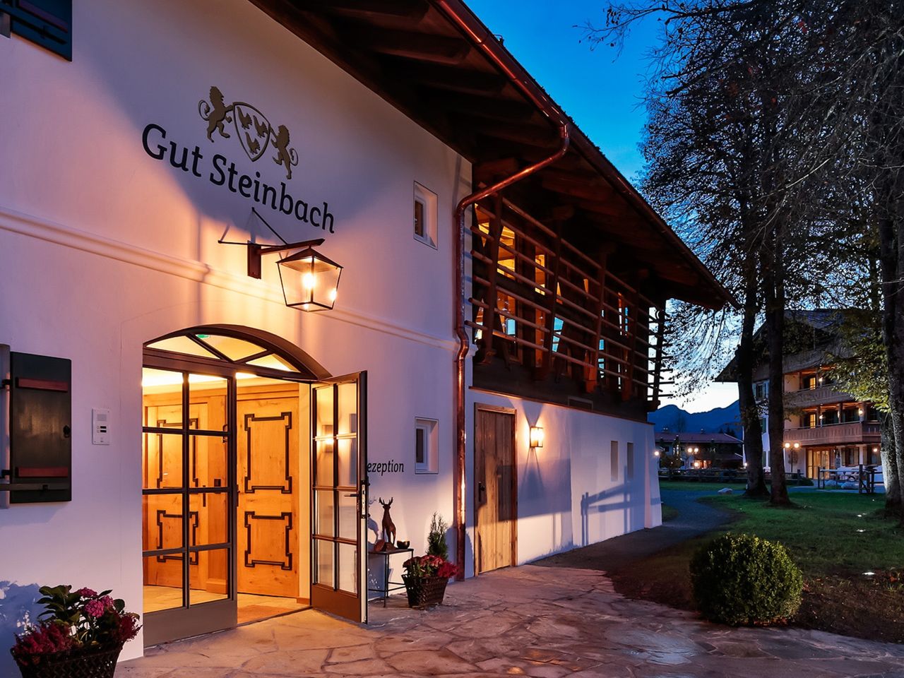Eingang zum Hotel Gut Steinbach