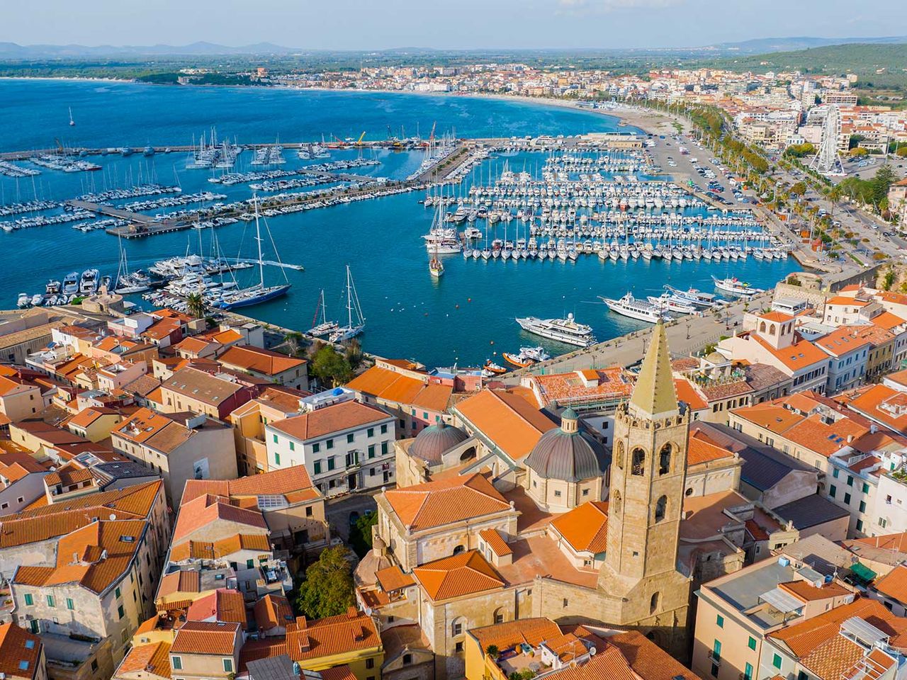 Küste der Stadt Alghero in Sardinien
